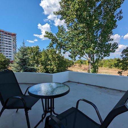 Horizon View Villa - Lakefront Terrace Suite Bucareste Exterior foto