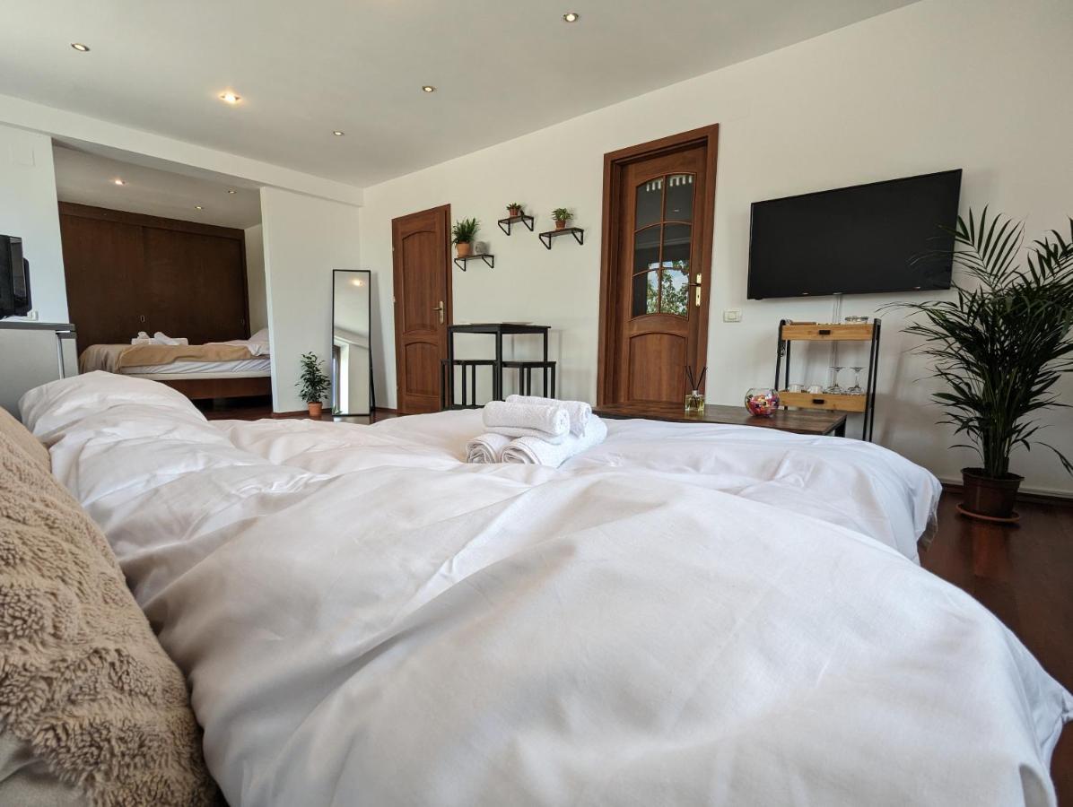 Horizon View Villa - Lakefront Terrace Suite Bucareste Exterior foto