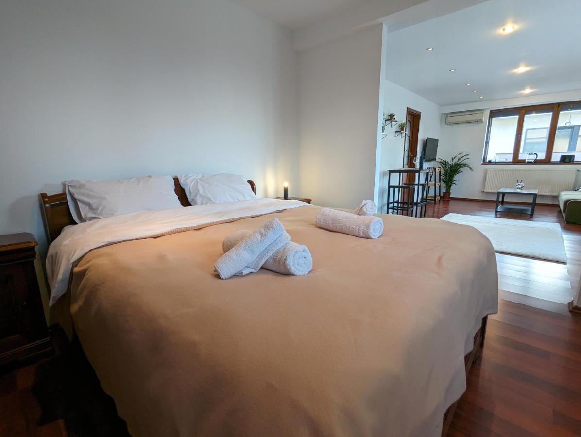 Horizon View Villa - Lakefront Terrace Suite Bucareste Exterior foto