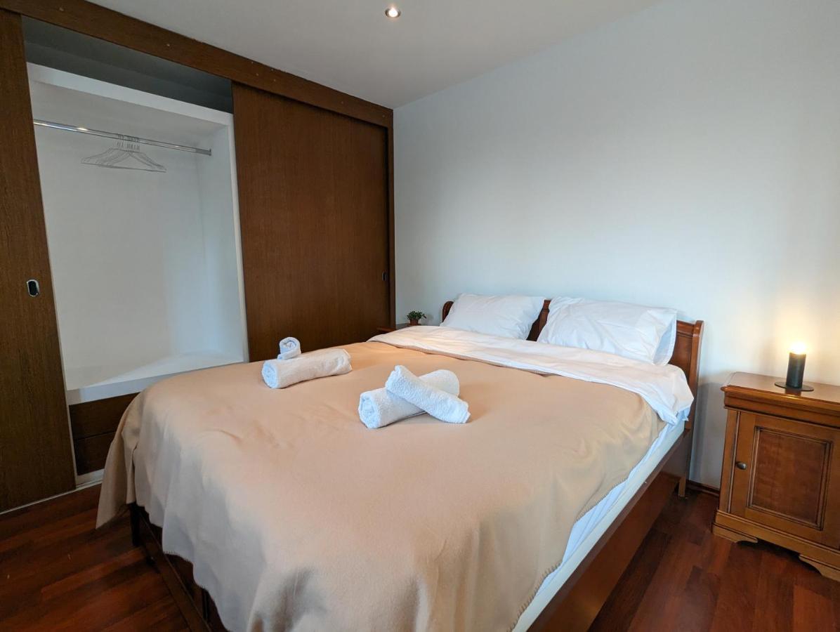 Horizon View Villa - Lakefront Terrace Suite Bucareste Exterior foto