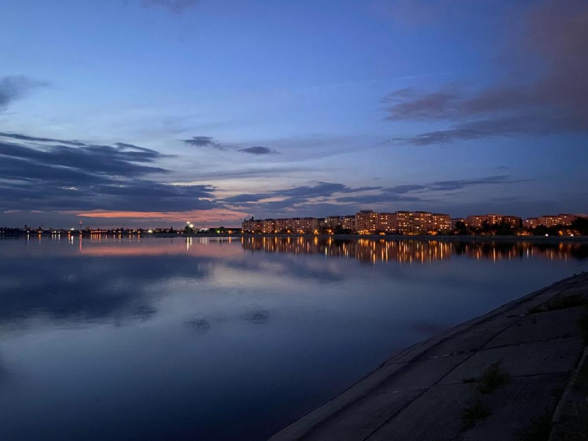Horizon View Villa - Lakefront Terrace Suite Bucareste Exterior foto