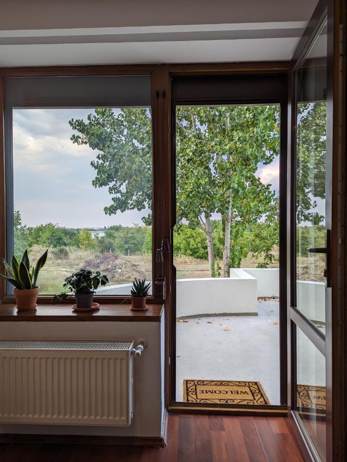 Horizon View Villa - Lakefront Terrace Suite Bucareste Exterior foto